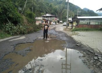 Jalan rusak menuju pemandian air panas Sidebuk-debuk, Karo.