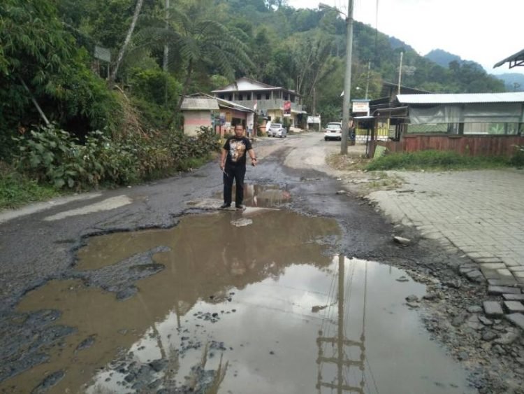 Jalan rusak menuju pemandian air panas Sidebuk-debuk, Karo.