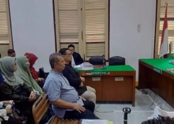 PPK Pengadaan APD Covid-19 di Dinkes Sumut, Ferdinand Hamzah Siregar (kemeja biru), menjalani sidang persidangan di Pengadilan Tipikor Medan. 