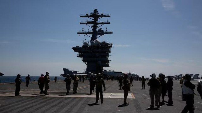 Kapal induk AS USS Nimitz saat berlayar di lepas pantai Busan, Korsel. 