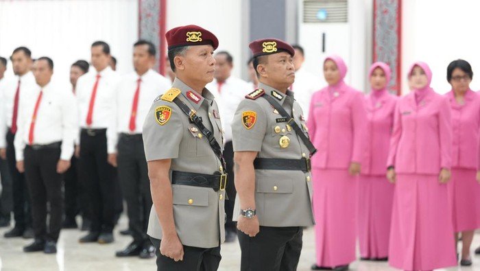 Kapolda Sumut Irjen Whisnu saat melalukan sertijab jabatan Dirreskrimum.