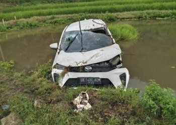 Kondisi mobil yang masuk ke sawah usai tergelincir di Toba, Sumut.