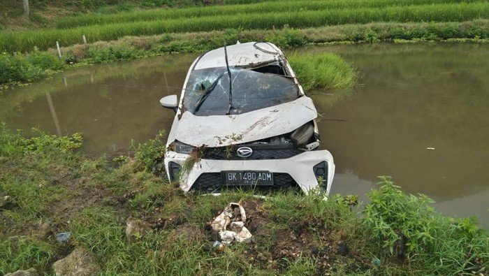 Kondisi mobil yang masuk ke sawah usai tergelincir di Toba, Sumut.
