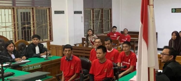 Lima terdakwa kurir 46 kilogram ganja ketika mendengarkan dakwaan JPU di ruang sidang Kartika Pengadilan Negeri Medan, Rabu (4/6/2025).