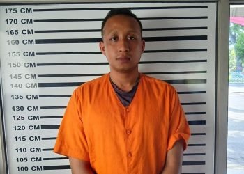 Pelaku WK saat diamankan petugas kepolisian. 