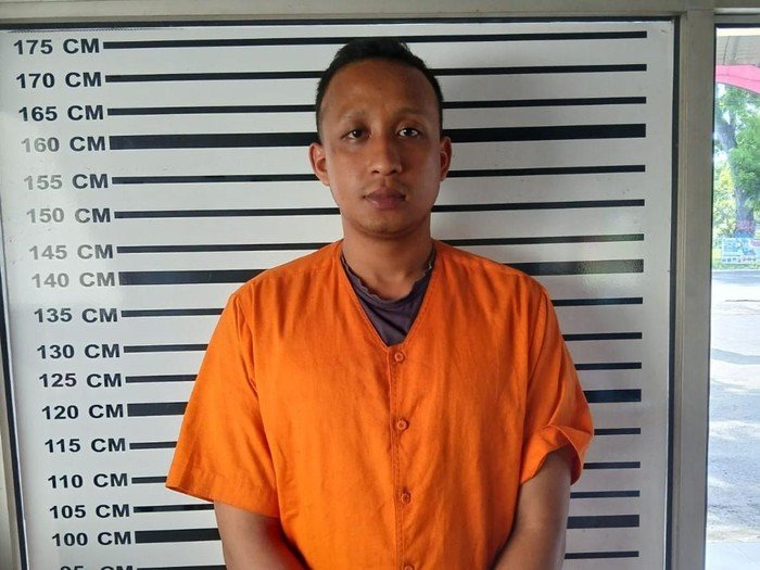 Pelaku WK saat diamankan petugas kepolisian. 