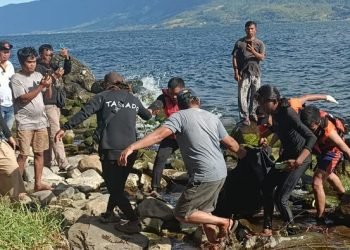 Petugas SAR saat mengevakuasi korban. 