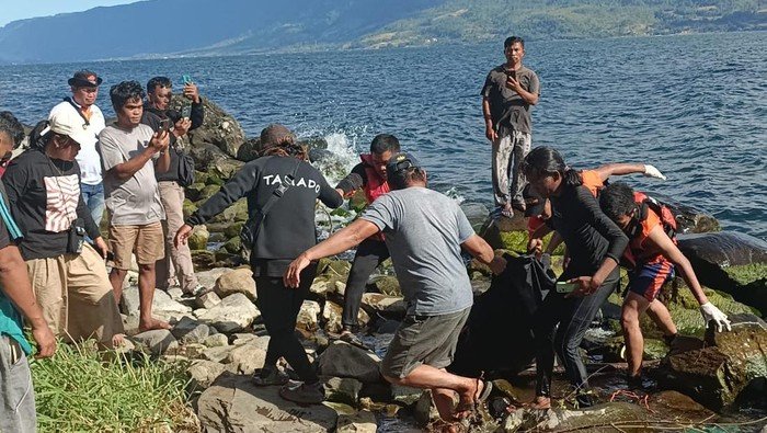 Petugas SAR saat mengevakuasi korban. 