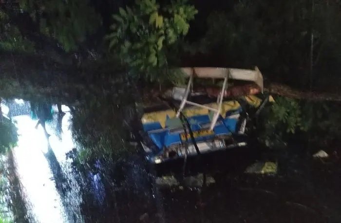 Mobil tertimpa pohon di Jalan Asahan Simalungun.