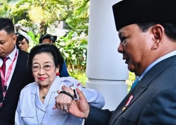 Presiden Prabowo Subianto menggandeng tangan Presiden ke-5 RI Megawati Soekarnoputri.