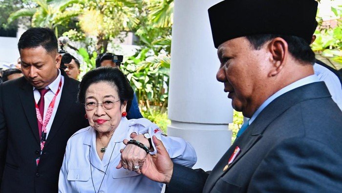 Presiden Prabowo Subianto menggandeng tangan Presiden ke-5 RI Megawati Soekarnoputri.