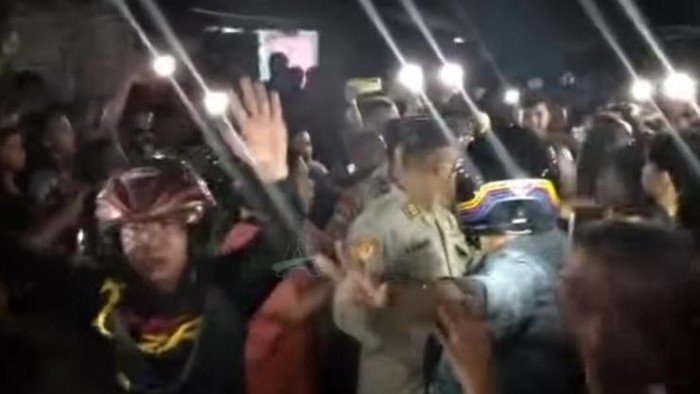 Puluhan warga menganiaya pelaku pencabulan di Tanjungbalai.