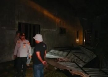 Rumah warga yang rusak dan rata dengan tanah akibat hujan deras dan angin kencang di Kecamatan Medang Deras. 