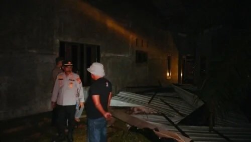 Rumah warga yang rusak dan rata dengan tanah akibat hujan deras dan angin kencang di Kecamatan Medang Deras. 