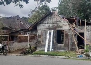 Rumah warga di Sipirok rusak akibat diterjang angin kencang.