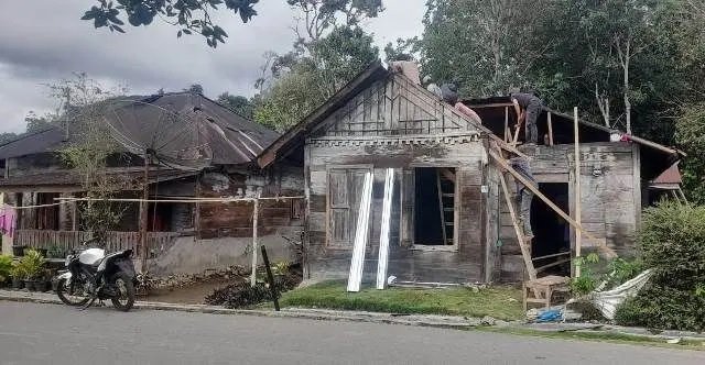 Rumah warga di Sipirok rusak akibat diterjang angin kencang.