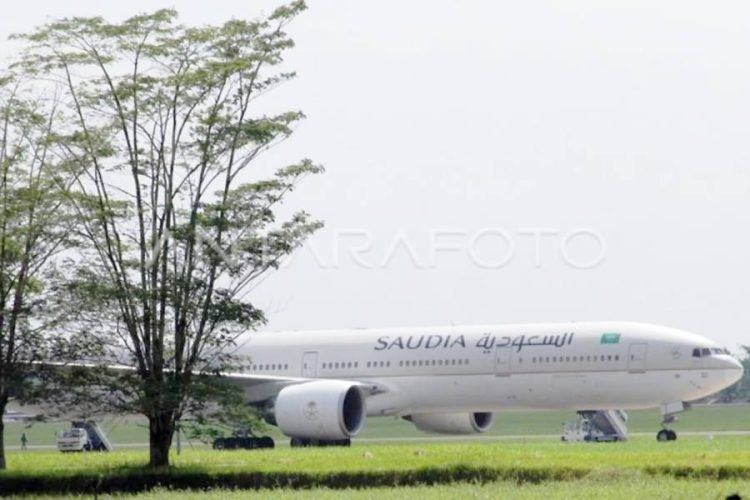 Pesawat Saudi Airlines nomor penerbangan SV-5276 berada di landasan usai mendarat darurat di Bandara Internasional Kualanamu.