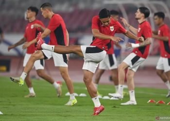 Pesepak bola Timnas Indonesia Rizky Ridho (tengah) bersama rekan-rekannya mengikuti sesi latihan resmi jelang pertandingan kualifikasi Piala Dunia 2026 putaran ketiga Grup C di Stadion Utama Gelora Bung Karno.