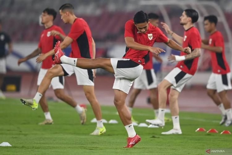 Pesepak bola Timnas Indonesia Rizky Ridho (tengah) bersama rekan-rekannya mengikuti sesi latihan resmi jelang pertandingan kualifikasi Piala Dunia 2026 putaran ketiga Grup C di Stadion Utama Gelora Bung Karno.