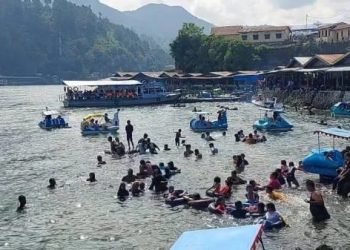 Pengunjung wisata di Danau Toba.