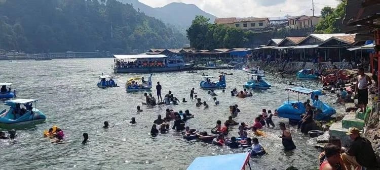 Pengunjung wisata di Danau Toba.