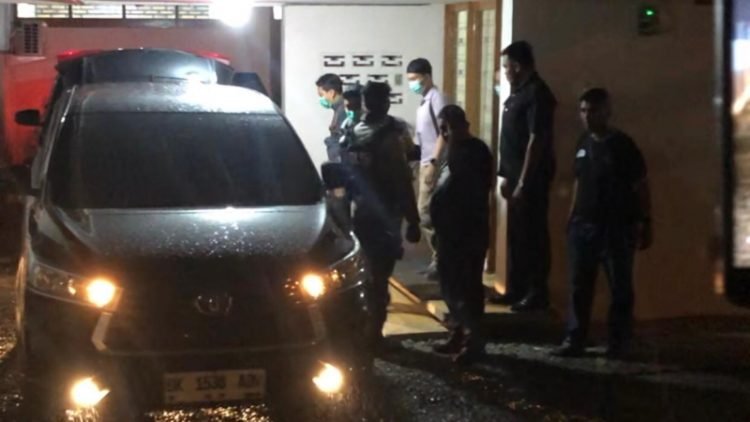 KPK mengamankan satu berkas koper dari hasil penggeledahan di Rumah Dinas Topan Ginting, Selasa (1/7/2025). 