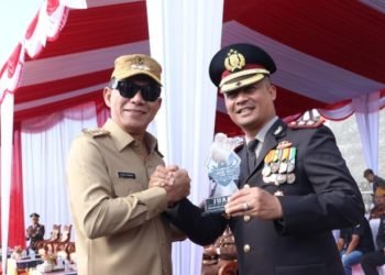 Bupati Tapsel Gus Irawan Pasaribu salam komando dan Kapolres Tapsel AKBP Yasir Ahmadi, SIK, MH salam komando di HUT ke-79 Bhayangkara. (Ist)