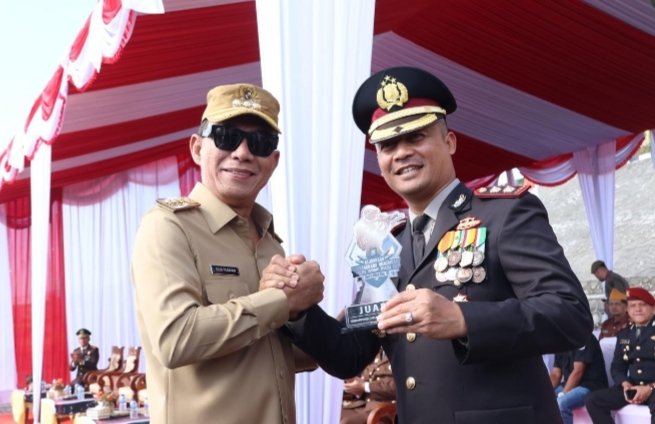 Bupati Tapsel Gus Irawan Pasaribu salam komando dan Kapolres Tapsel AKBP Yasir Ahmadi, SIK, MH salam komando di HUT ke-79 Bhayangkara. (Ist)