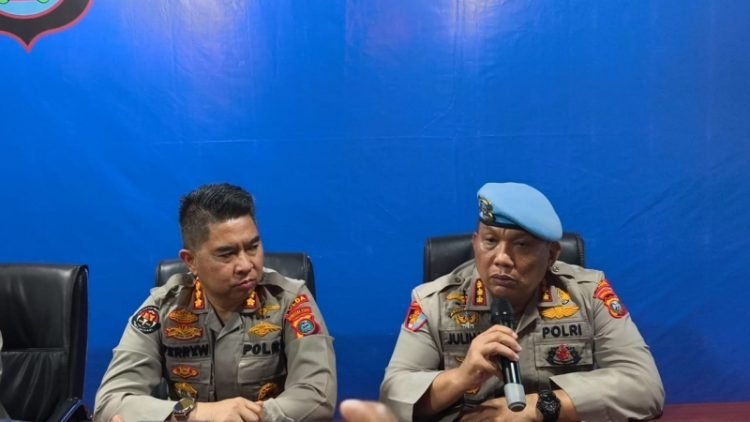 Kabid Humas Polda Sumut, Kombes Pol Ferry Walintukan didampingi Kabid Propam, Kombes Pol Julihan memberikan keterangan pers soal laka lantas mobil dinas di Mapolda Sumut, Senin (7/7/2025). 