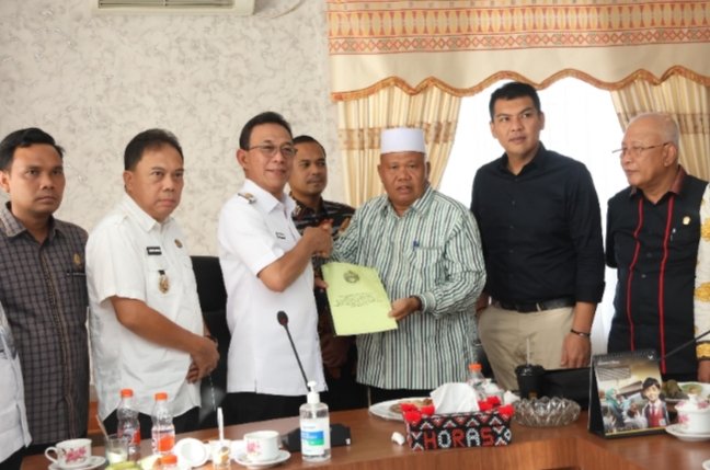 Bupati Tapsel Gus Irawan Pasaribu photo bersama dengan DPRD Sumut dari dapil 7 saat berkunjung ke Tapsel. (Ist)