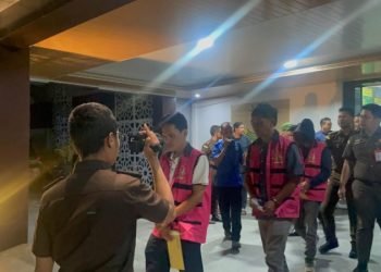 Para Tersangka Kasus Korupsi Renovasi Gedung Puskesmas Tahun 2023 digelandang dari kantor Kejaksaan ke Lapas. 