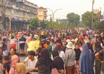 Ribuan warga Lingkungan 16, 17 dan 20, Kelurahan Tanjung Mulia, Kecamatan Medan Deli, mengelar aksi penolakan eksekusi lahan di Jalan Aluminium l. 