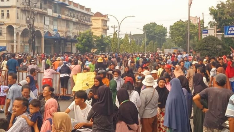 Ribuan warga Lingkungan 16, 17 dan 20, Kelurahan Tanjung Mulia, Kecamatan Medan Deli, mengelar aksi penolakan eksekusi lahan di Jalan Aluminium l. 