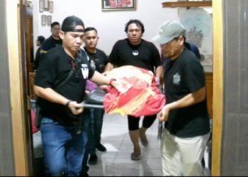 Petugas membawa jasad korban ke RS Bhayangkara. 