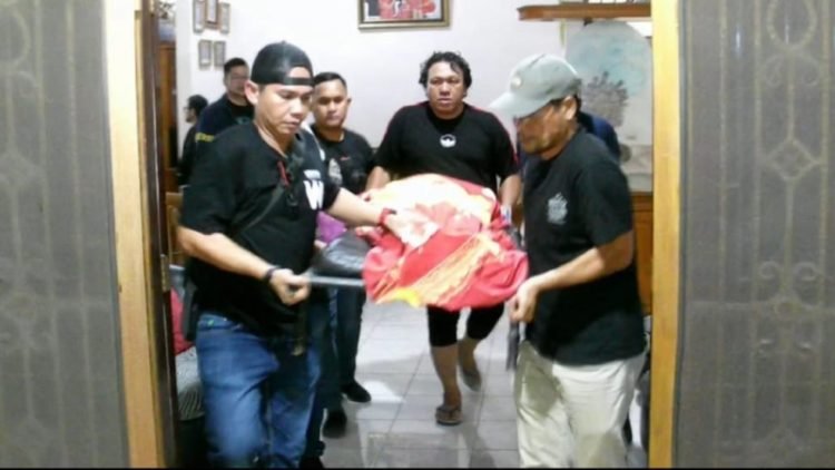 Petugas membawa jasad korban ke RS Bhayangkara. 