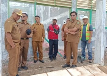Kabid Pembinaan SMK Disdik Provsu, Kasubag TU Cabdis Wil 11 Disdik Sumut, Kadis Sosial Kota Padangsidimpuan, saat meninjau Sekolah Rakyat di lokasi SMKN Pertanian Kota Padangsidimpuan. (IST)