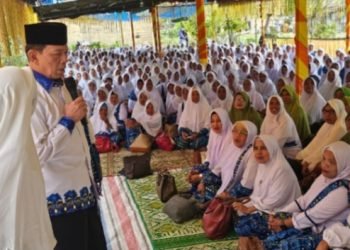 BKMT Arse serius mendengarkan sambutan Syahrul Pasaribu di pengajian akbar. (Ist)