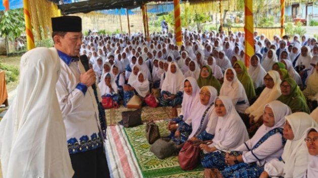 BKMT Arse serius mendengarkan sambutan Syahrul Pasaribu di pengajian akbar. (Ist)