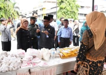 Wali Kota Padangsidimpuan Letnan Dalimunthe didampingi Kadis Ketapang Ir.Chairunnisa Daulay saat meninjau GPM. (IST)