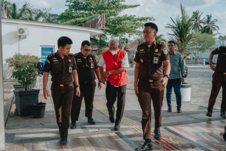 Mantan Kadis Kesehatan Kabupaten Batu Bara ditahan Kejari Batu Bara.