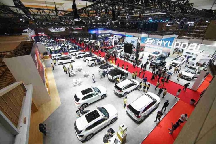 Penjualan mobil baru terus melemah.