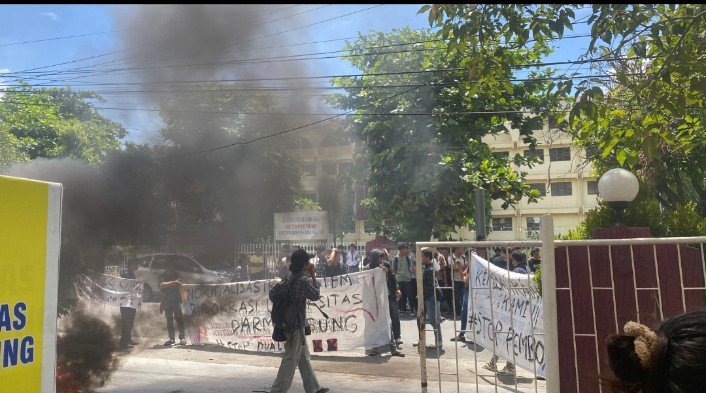 Demo mahasiswa Universitas Darma Agung (UDA).