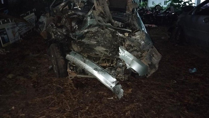 Kondisi mobil yang menabrak truk di Simalungun. 