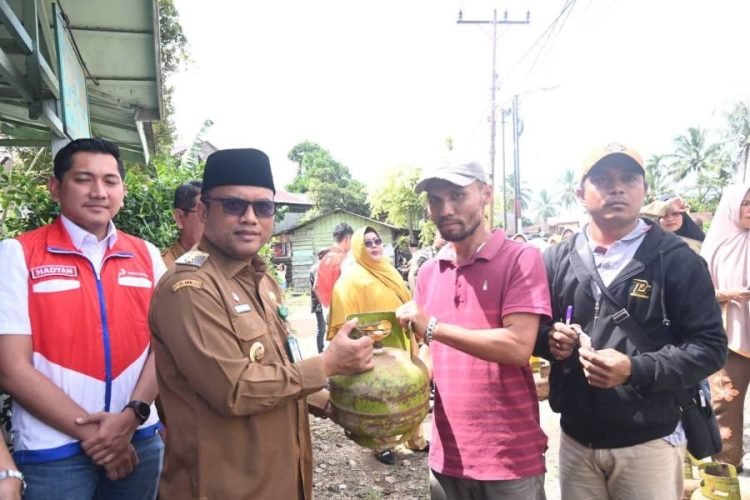 Wali Kota Padangsidimpuan Letnan Dalimunthe menunjukkan rasa pedulinya terutama mengatasi kelangkaan elpiji dengan terjun langsung menyalurkan Elpiji bersubsidi LPG 3kg. (IST)