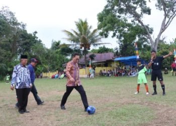 Bupati Tapsel Gus Irawan Pasaribu melakukan tendangan perdana pembukaan Arse Cup U-12 Tahun 2025. (IST)