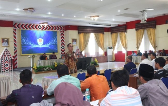 Bupati Tapsel Gus Irawan Pasaribu memberikan sambutan pada rapat koordinasi ketahanan pangan desa/kelurahan, yang digelar di Aula Sarasi, Lantai III, Kantor Bupati Tapsel, Sipirok. (IST)