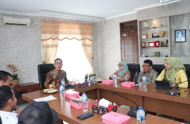 Bupati Tapsel Gus Irawan Pasaribu saat memimpin sidang GTRA. (IST)