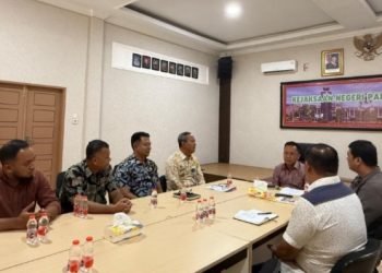 Kejari Padangsidimpuan Lambok Sidabutar, SH, MH menginisiasi rapat bersama dengan Pemerintah Kota Padangsidimpuan untuk menyelesaikan permasalahan aset lahan. (IST)