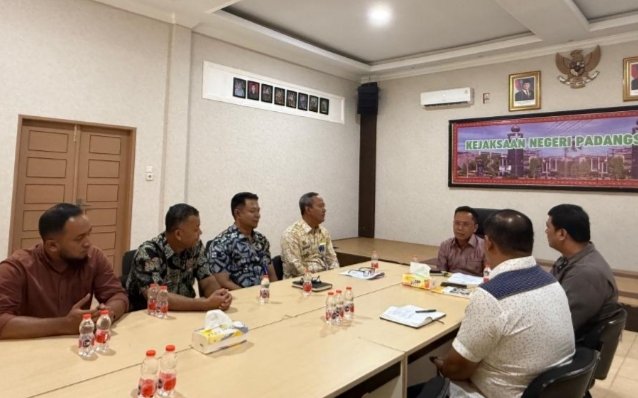 Kejari Padangsidimpuan Lambok Sidabutar, SH, MH menginisiasi rapat bersama dengan Pemerintah Kota Padangsidimpuan untuk menyelesaikan permasalahan aset lahan. (IST)