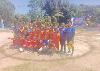 Tim SD Balige Dan Parmaksian Foto Bersama Sebelum Bertanding. (IST)